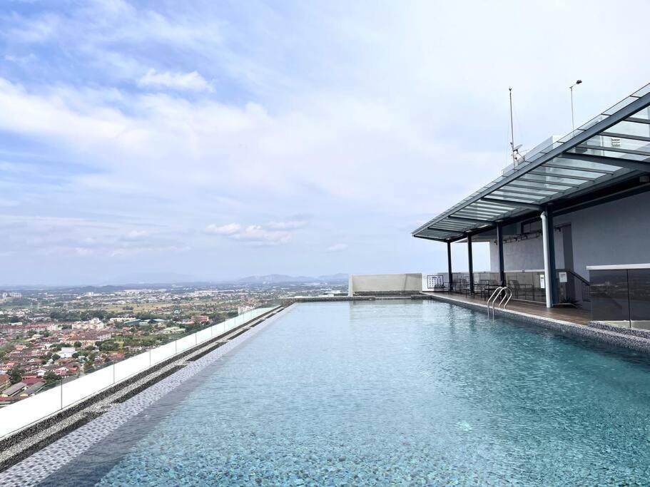 Urban Vista @ The Quartz Residence: Center Retreat With Infinitypool Apartment Malacca