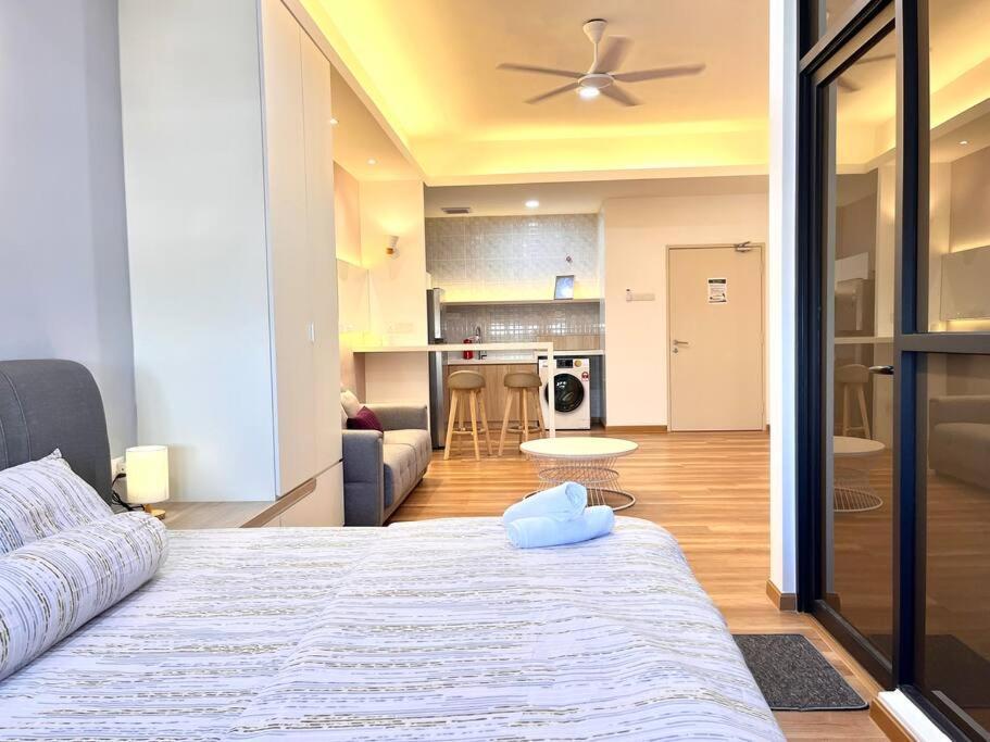 Urban Vista @ The Quartz Residence: Center Retreat With Infinitypool Apartment