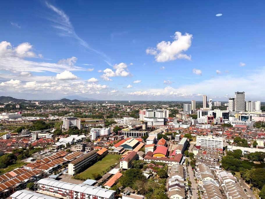 Urban Vista @ The Quartz Residence: Center Retreat With Infinitypool *