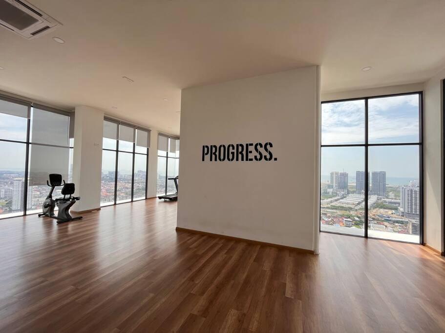 Urban Vista @ The Quartz Residence: Center Retreat With Infinitypool Apartment *