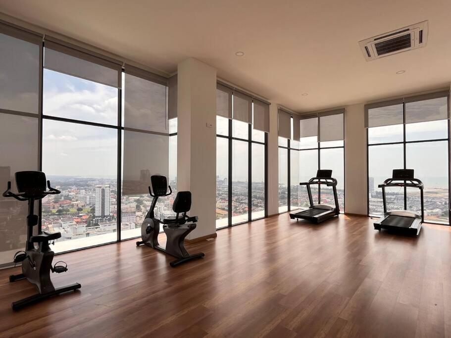 Urban Vista @ The Quartz Residence: Center Retreat With Infinitypool Apartment *