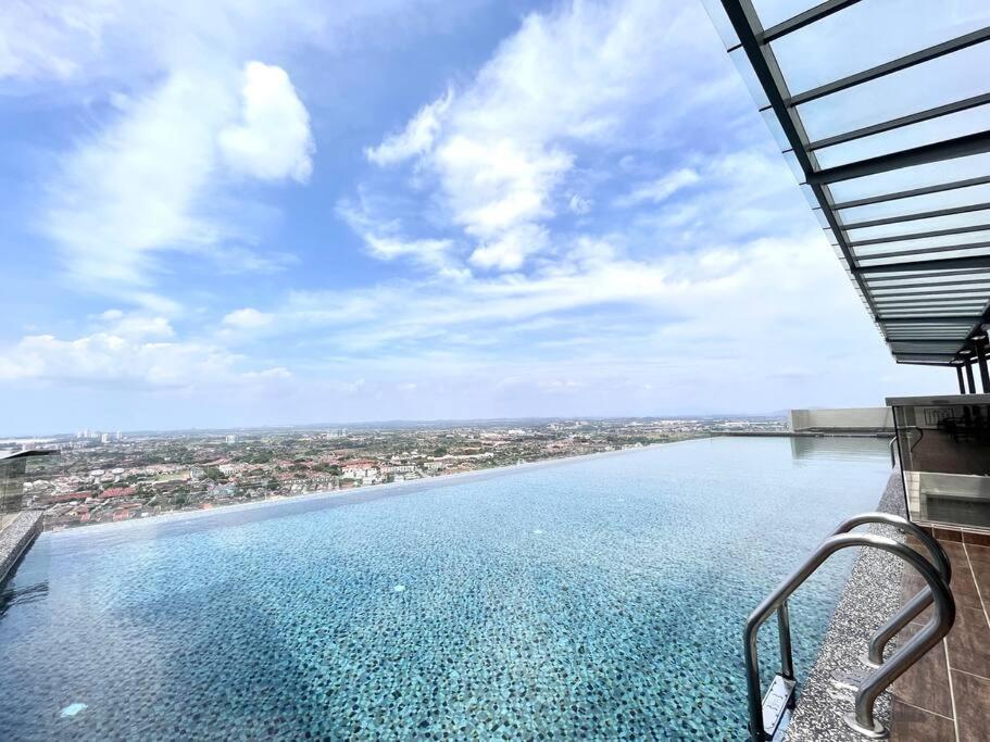 Apartment Urban Vista @ The Quartz Residence: Center Retreat With Infinitypool Malacca