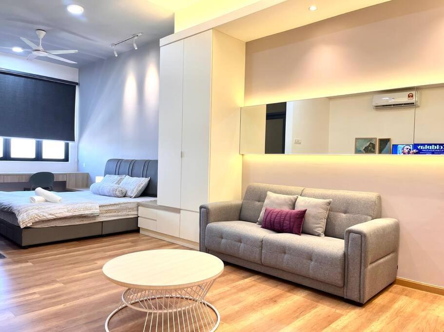 Urban Vista @ The Quartz Residence: Center Retreat With Infinitypool Apartment *
